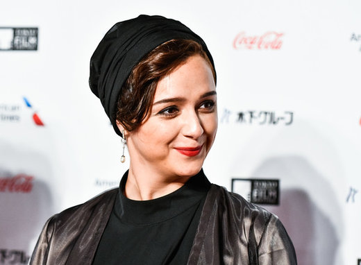 عکس | ترانه علیدوستی در حال اهدای جایزه بهترین بازیگر مرد جشنواره توکیو