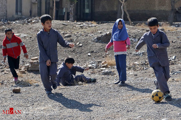 تماشای فینال لیگ قهرمانان آسیا در مدرسه سیار روستایی در مشهد