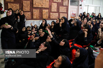 تماشای فوتبال تیم‌های پرسپولیس و کاشیما در دبیرستان دخترانه شاهد وارثان مشهد
