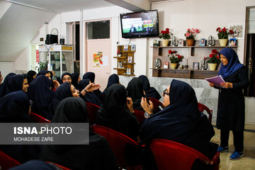 تماشای فوتبال تیم‌های پرسپولیس و کاشیما در دبیرستان دخترانه شاهد وارثان مشهد