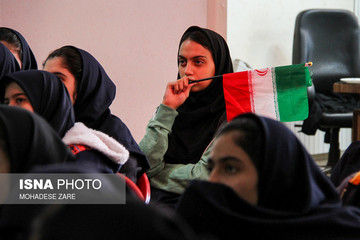 تماشای فوتبال تیم‌های پرسپولیس و کاشیما در دبیرستان دخترانه شاهد وارثان مشهد