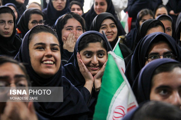 تماشای فوتبال تیم‌های پرسپولیس و کاشیما در دبیرستان دخترانه شاهد وارثان مشهد
