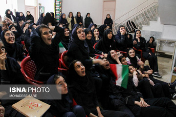 تماشای فوتبال تیم‌های پرسپولیس و کاشیما در دبیرستان دخترانه شاهد وارثان مشهد