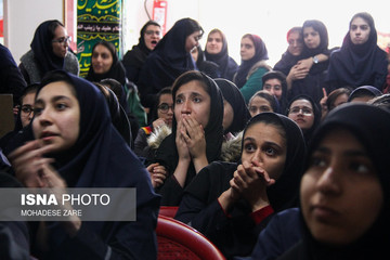 تماشای فوتبال تیم‌های پرسپولیس و کاشیما در دبیرستان دخترانه شاهد وارثان مشهد