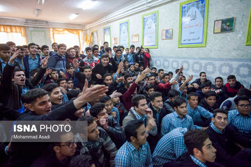 تماشای بازی پرسپولیس و کاشیما آنتلرز ژاپن در دبیرستان‌های حاج کاظمی و امام محمد باقر (ع) اراک