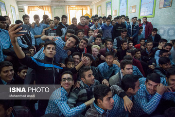 تماشای بازی پرسپولیس و کاشیما آنتلرز ژاپن در دبیرستان‌های حاج کاظمی و امام محمد باقر (ع) اراک
