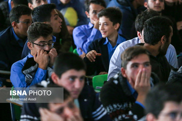 تماشای بازی پرسپولیس و کاشیما آنتلرز ژاپن در دبیرستان‌های حاج کاظمی و امام محمد باقر (ع) اراک