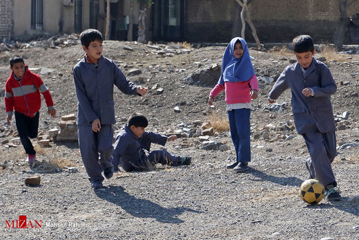 تماشای فینال لیگ قهرمانان آسیا در مدرسه سیار روستایی در مشهد
