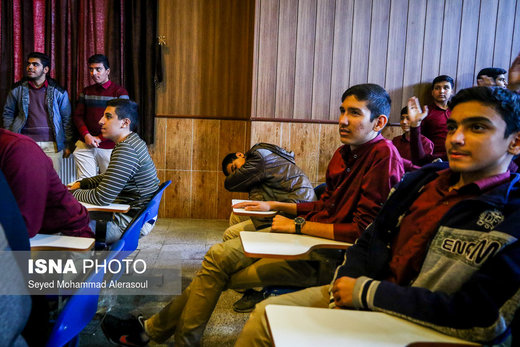 تماشای بازی پرسپولیس و کاشیما در مدارس پسرانه مشهد در دبستان و دبیرستان مصلی نژاد مشهد
