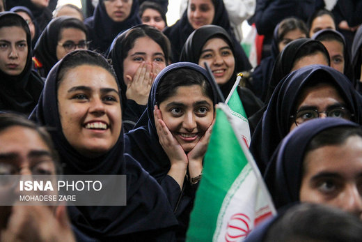 تماشای فوتبال تیم‌های پرسپولیس و کاشیما در دبیرستان دخترانه شاهد وارثان مشهد