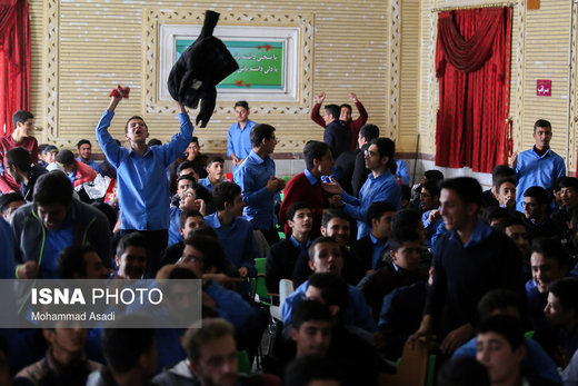 تماشای بازی پرسپولیس و کاشیما آنتلرز ژاپن در دبیرستان‌های حاج کاظمی و امام محمد باقر (ع) اراک