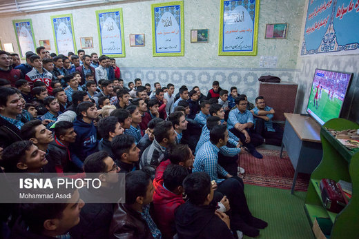 تماشای بازی پرسپولیس و کاشیما آنتلرز ژاپن در دبیرستان‌های حاج کاظمی و امام محمد باقر (ع) اراک