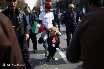 عکس | ترامپ‌سواری در راهپیمایی ۱۳ آبان!