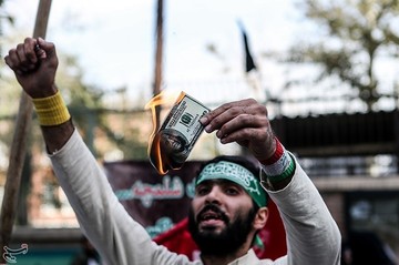 تصاویر | سوزاندن دلار در راهپیمایی ۱۳ آبان