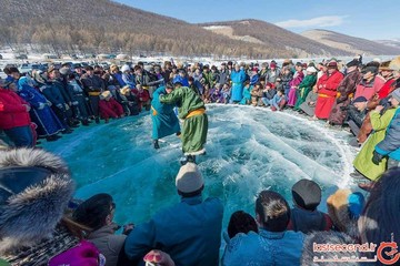 مردمی که روی دریاچه‌ یخ‌زده باهم کشتی می‌گیرند + تصاویر