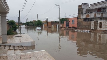 آبگرفتگی شهر سوسنگرد و خاموش شدن ماشین‌ها وسط خیابان کوی امام، خیابان مسلم