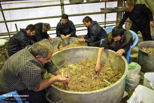 طبخ 84 هزارکیلو آش نذری در شیراز