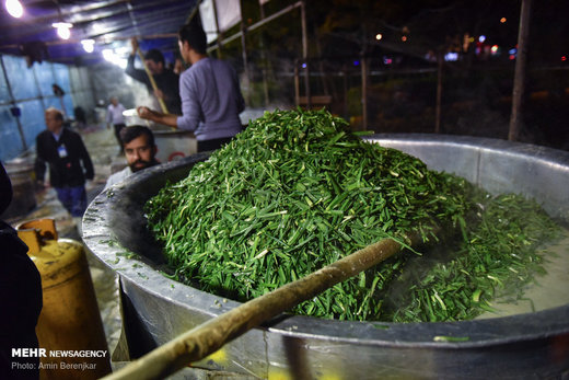 طبخ 84 هزارکیلو آش نذری در شیراز