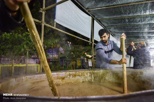 طبخ 84 هزارکیلو آش نذری در شیراز