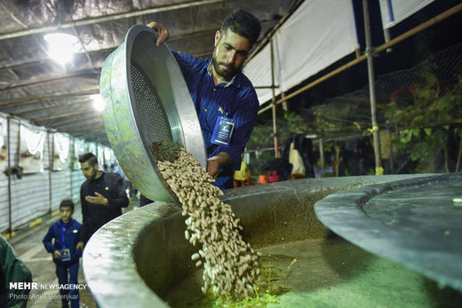 طبخ 84 هزارکیلو آش نذری در شیراز