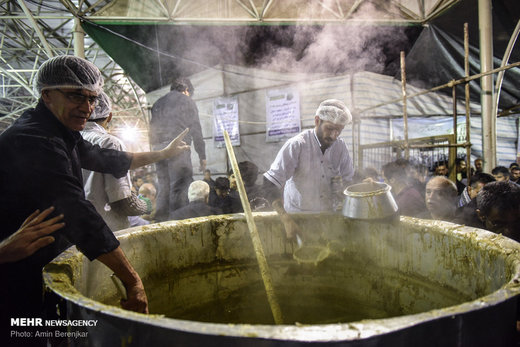طبخ 84 هزارکیلو آش نذری در شیراز