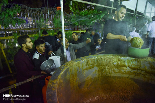 طبخ 84 هزارکیلو آش نذری در شیراز