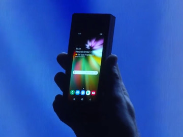 رونمایی سامسونگ از فناوری نمایشگر تاشوی خود در تاریکی/ عکس