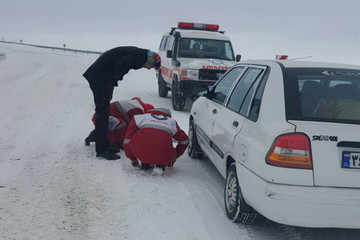 گرفتار شدن آمبولانس حامل مادر باردار در برف و یخ چالدران