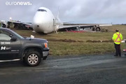 فیلم | هواپیما از باند خارج شد و به بزرگراه رسید!