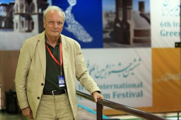 میرفخرایی: درِ تلویزیون شُل شده و هر کسی مجری می‌شود
