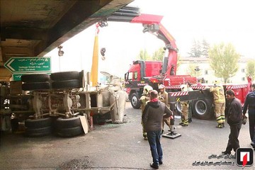 واژگونی بونکر سیمان در بزرگراه چمران