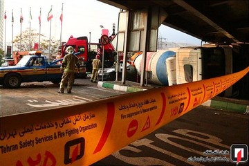 واژگونی بونکر سیمان در بزرگراه چمران