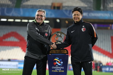 عکس یادگاری برانکو و سرمربی کاشیما با جام قهرمانی 
