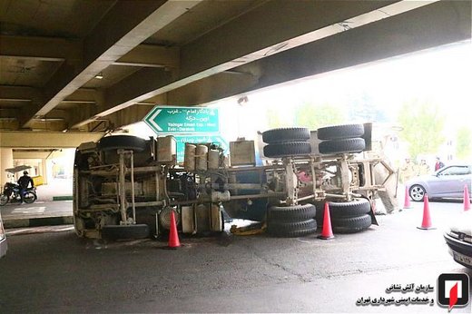 واژگونی بونکر سیمان در بزرگراه چمران