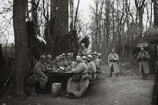 سربازان فرانسوی به هنگام صرف غذا در شمال فرانسه