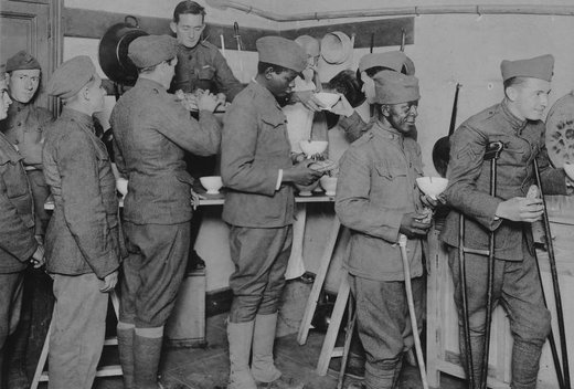 سربازان آمریکایی کاسه شکلات و نان رول را  در فرانسه دریافت می‌کنند، 1918