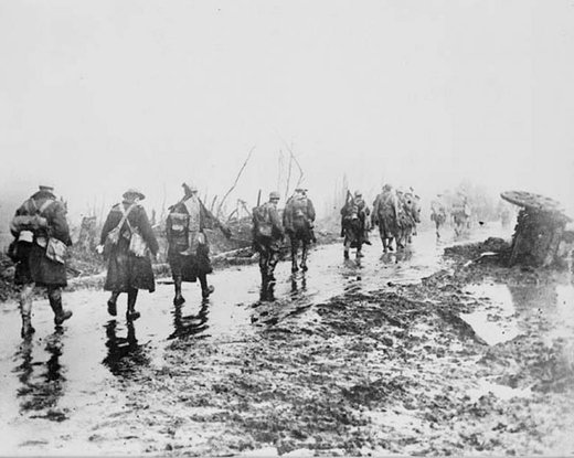 سربازان کانادایی سنگرشان را در فرانسه ترک می کنند، سال 1916 