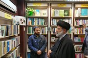 بازدید حجت‌الاسلام رئیسی از کتابفروشی‌های خیابان انقلاب/ عکس