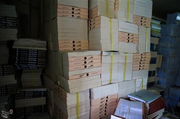 کشف انبار بزرگ کتاب قاچاق