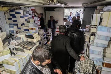 کشف انبار بزرگ کتاب قاچاق