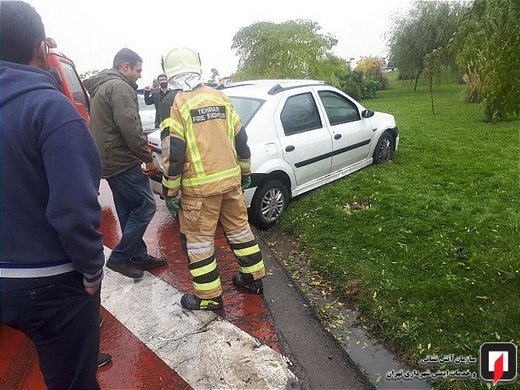 تصادف خودرو با گاردریل در بزرگراه آزادگان