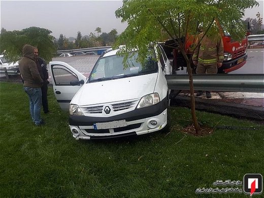 تصادف خودرو با گاردریل در بزرگراه آزادگان