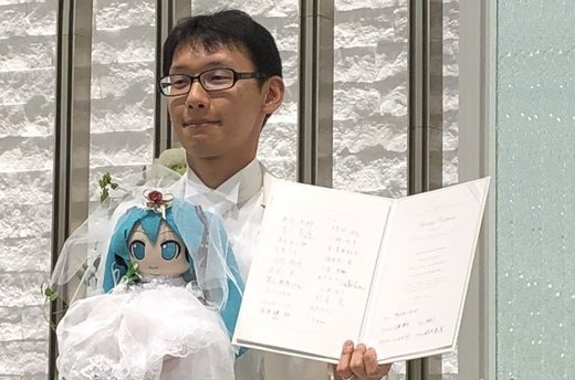 فیلم و عکس | ازدواج مرد ژاپنی با یک عروسک!