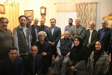 دیدار فرماندار شهرستان لاهیجان و جمعی از اصحاب فرهنگ و هنر با نویسنده کتاب «شهر من لاهیجان»/ تصاویر 