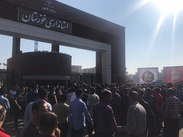 تجمع اعتراضی گسترده کارگران صنعت فولاد مقابل استانداری خوزستان