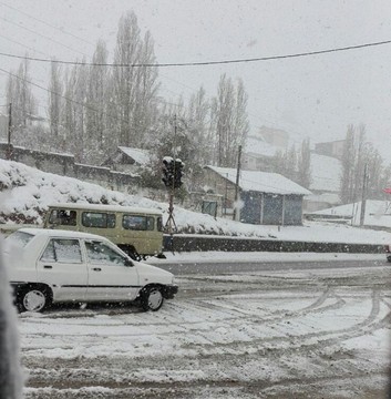 بارش برف در ۶۰ درصد محورهای مواصلاتی اصفهان