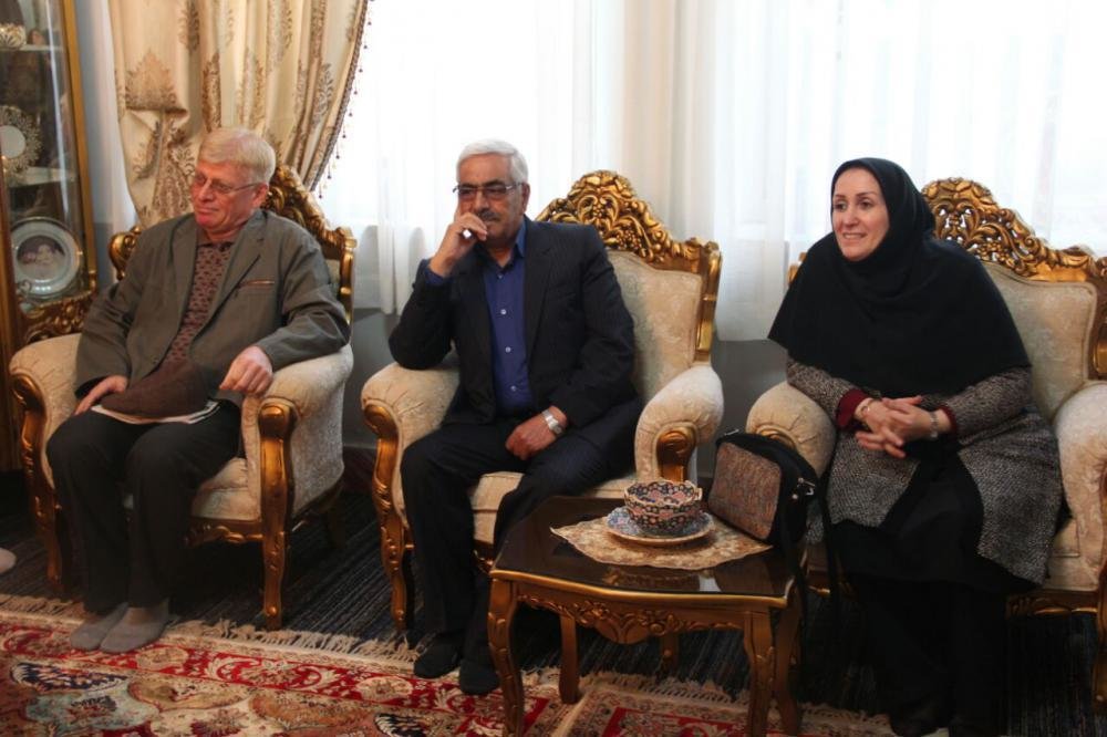 دیدار فرماندار شهرستان لاهیجان و جمعی از اصحاب فرهنگ و هنر با نویسنده کتاب «شهر من لاهیجان»