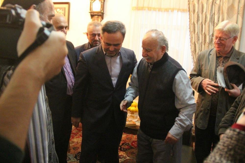 دیدار فرماندار شهرستان لاهیجان و جمعی از اصحاب فرهنگ و هنر با نویسنده کتاب «شهر من لاهیجان»