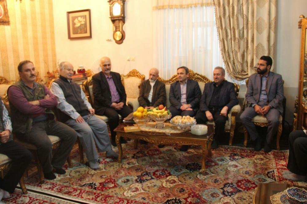 دیدار فرماندار شهرستان لاهیجان و جمعی از اصحاب فرهنگ و هنر با نویسنده کتاب «شهر من لاهیجان»