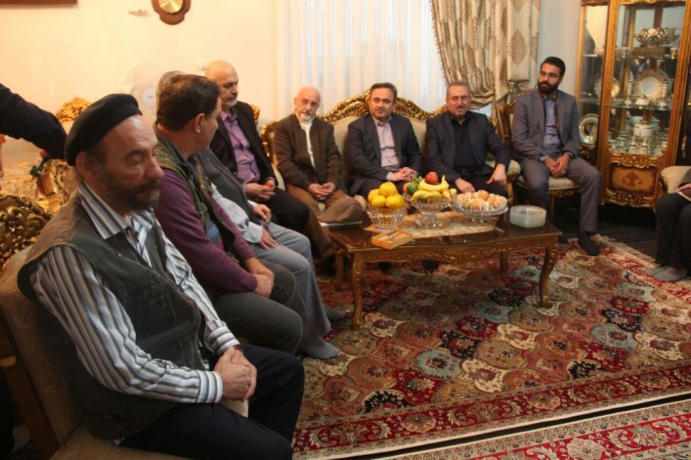 دیدار فرماندار شهرستان لاهیجان و جمعی از اصحاب فرهنگ و هنر با نویسنده کتاب «شهر من لاهیجان»
